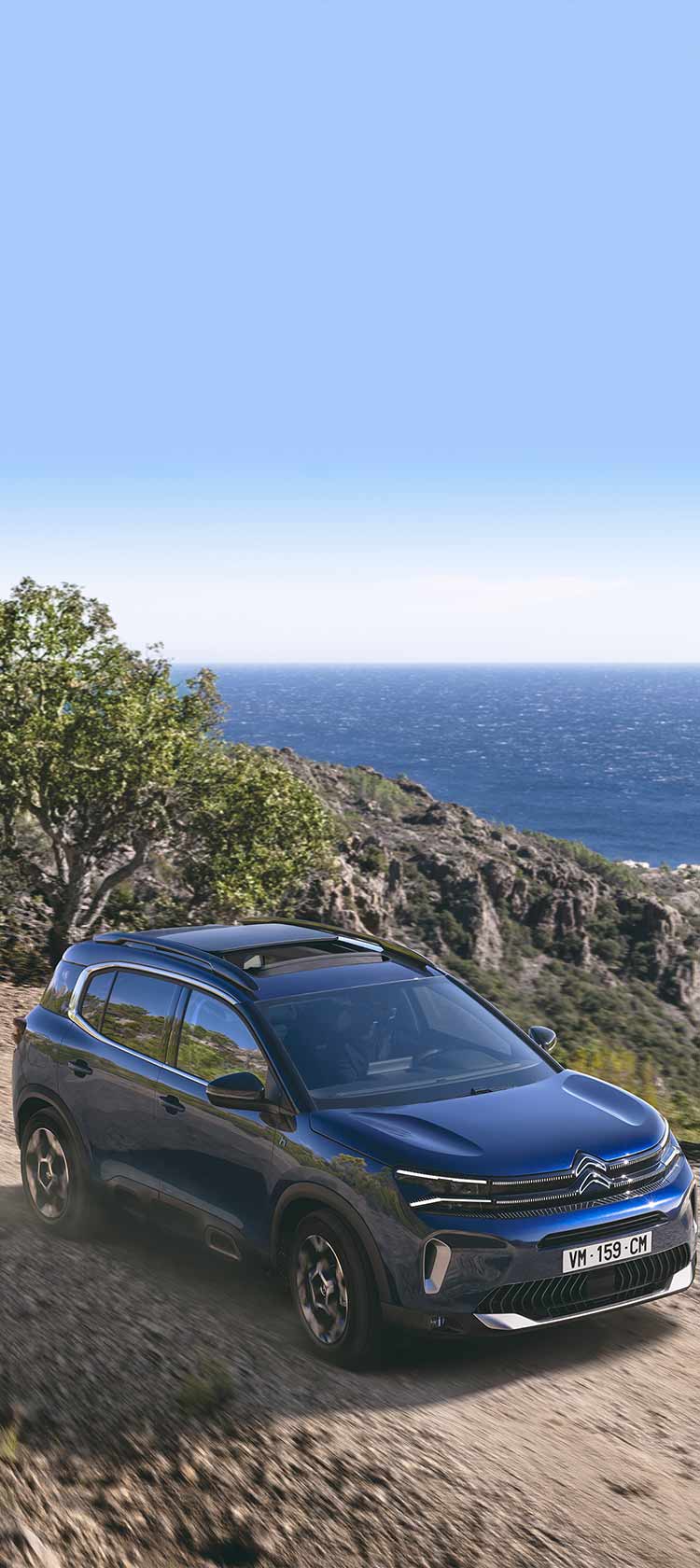 Citroën C5 Aircross Hybride rechargeable roulant sur un chemin